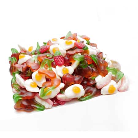 Bunte Fruchtgummi-Mischung auf weißer Oberfläche, von oben fotografiert.