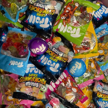 Trolli Mix-Tüte, teilweise geöffnet, die Vielfalt bunter Fruchtgummis zeigt.