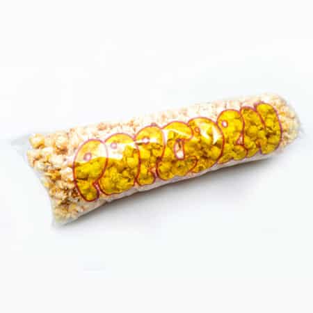 Popcorn süß, karamellisiert, in einer rot-weiß gestreiften Papptüte mit den Worten "Popcorn süß" in der Mitte
