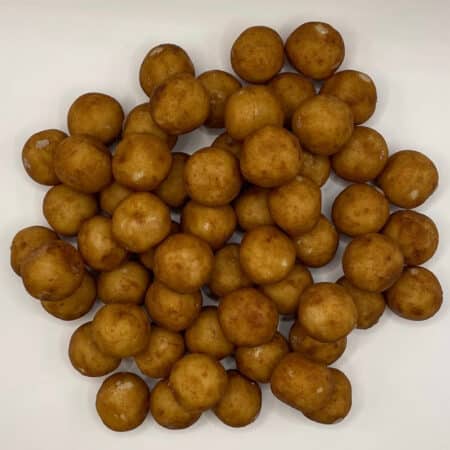 Schluckwerder Marzipan-Kartoffeln in rot-weißem Beutel mit goldener Aufschrift „Schluckwerder Marzipan-Kartoffeln“.