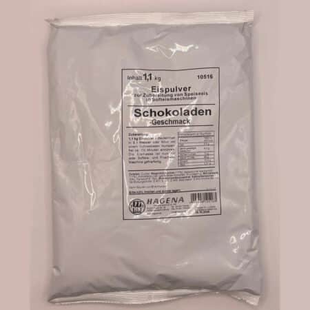 Braunes Softeis-Pulver mit Schokoladengeschmack im Standbodenbeutel auf weißem Hintergrund.