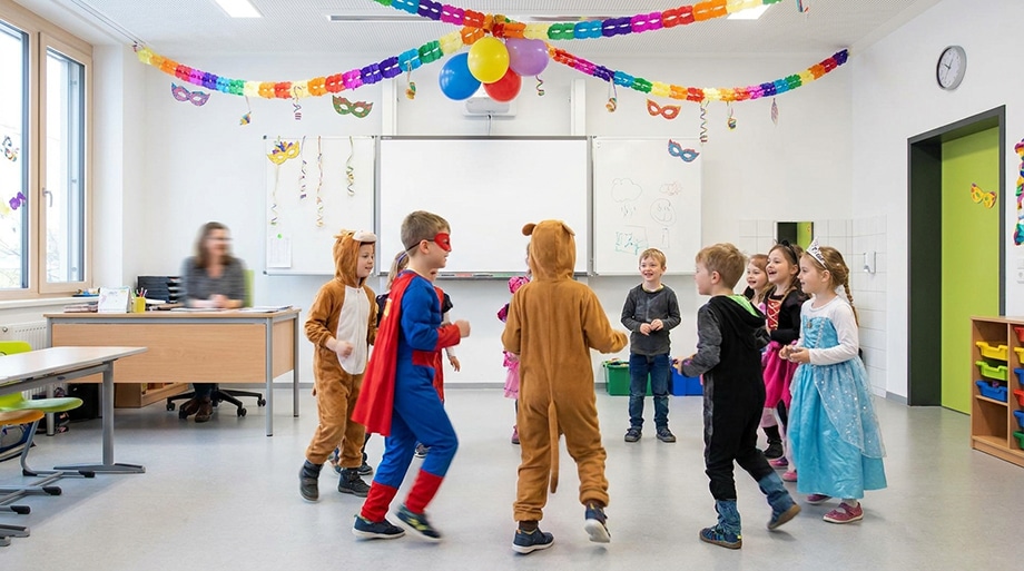 Verkleidete Kinder beim Stopptanz
